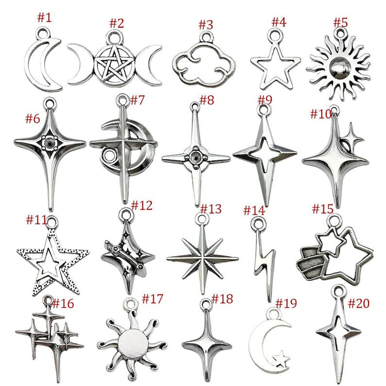 K&ouml;nnte beinhalten: Eine Sammlung von zwanzig silberfarbenen Anh&auml;ngern in verschiedenen himmlischen und symbolischen Formen. Designs umfassen Monde, Sterne, Sonnen, Wolken und Blitze. Jeder Anh&auml;nger hat eine kleine Schlaufe zum Befestigen.