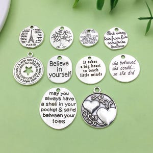 10 piezas de dijes de placa de letra inspiradora redonda de plata antigua a granel para pulseras de bricolaje, pendientes, collares, accesorios para hacer joyas
