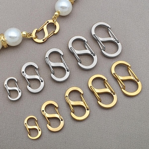 以下が含まれることがあります： 黒いハンドルと太字の黒いフォントで「But First, Coffee」の文字が入った白いセラミックマグ。マグカップはニュートラルな背景に置かれ、シンプルなデザインを際立たせています。