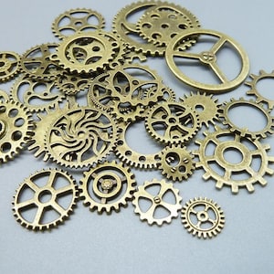 Puede incluir: Una colección de engranajes de metal dorado antiguo de varios tamaños y formas.