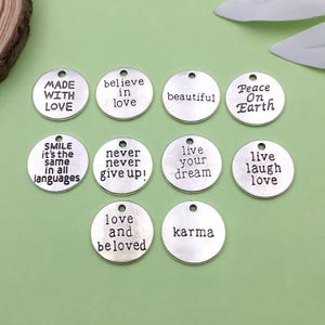 Mezcla de 10/20 piezas de dijes de letras inspiradoras redondas de plata antigua a granel para hacer pulseras, pendientes, collares y accesorios de joyería