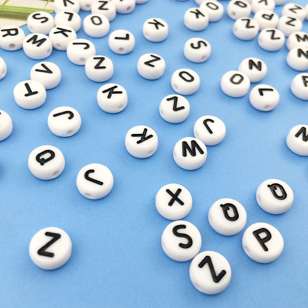 100 Stück Acryl-Buchstabenperlen – Schwarzer Hintergrund, Goldene Buchstaben | 6 Mm | Für Schmuck & DIY