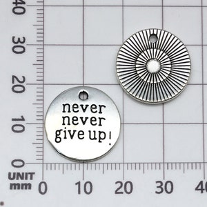 "15 Stück 20mm Antik Silber Buchstabe ""Gib niemals niemals auf"" Charms Anhänger c2492."