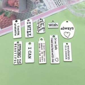 Mezcla de 10/20 piezas a granel de dijes de placa de letra inspiradora de plata antigua para pulseras, pendientes, collares, accesorios para hacer joyas