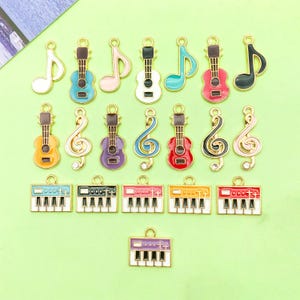 10/20 stks Bulk Emaille Muziek Thema Opmerking Gitaar & Microfoon Charms Kleurrijke Hanger voor Sieraden Maken Oorbellen Kettingen Sleutelhangers DIY Ambachten