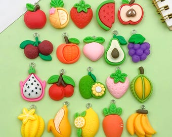 20 piezas de dijes de resina con forma de fruta, fresa, plátano y manzana, para llaveros, pulseras, collares, pendientes y bisutería.