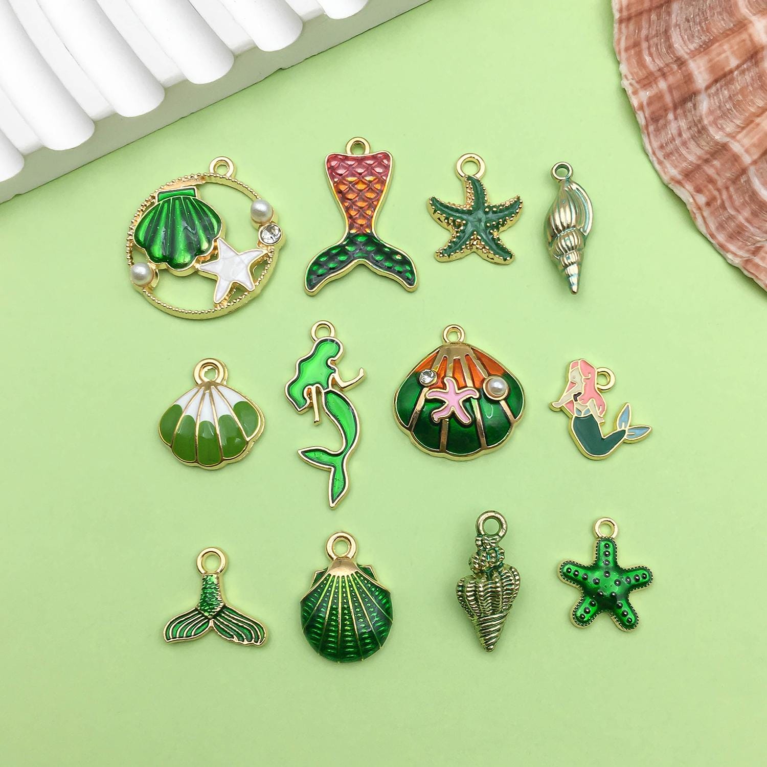 UR URLIFEHALL 60 ciondoli colorati a forma di creatura marina, 15 stili, a forma di animali marini, per la creazione di collane, bracciali e gioielli