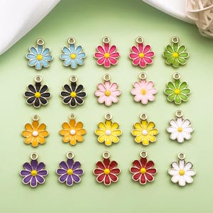 10/20 piezas dijes de flores chapados en oro esmaltados de aleación de Zinc, colgante de crisantemo para fabricación de joyas de moda DIY