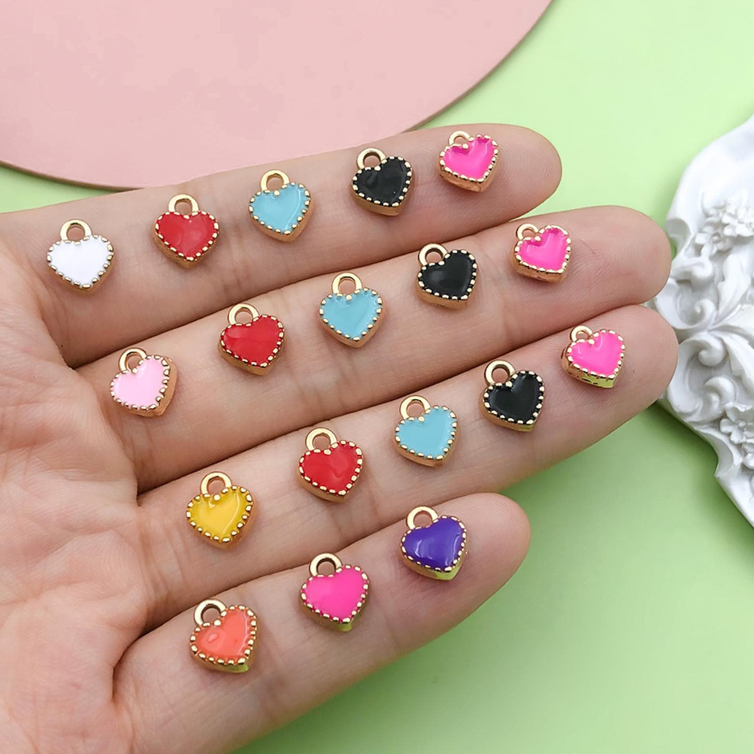 50 stks Mix Mode Legering Emaille Mini Liefde Hart Bedel DIY Hanger voor DIY Armband Oorbellen Sieraden Maken Accessoires 8 x 9 mm - België