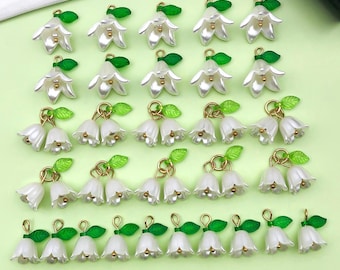 30 piezas de dijes de flores acrílicas de lirio de los valles, colgantes de plástico con cuentas de perlas, colgantes florales para hacer collares, pendientes, joyas y manualidades.