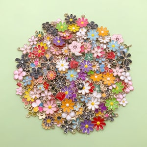 120 pezzi mix sfusi ciondoli a tema floreale primavera estate, pendenti assortiti con ciondoli a forma di fiore in smalto dorato per forniture di orecchini, bracciali, collane fai da te