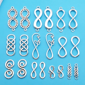 Peut inclure: Une collection de breloques en forme d'infini argentées dans différents styles, y compris des breloques simples, perlées et avec le mot "love" inscrit. Les breloques sont parfaites pour la fabrication de bijoux ou l'artisanat.