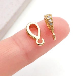 Puede incluir: Una taza de cerámica blanca con un asa negra y el texto "But First, Coffee" en un estilo manuscrito. La taza está sobre una superficie blanca. La taza mide aproximadamente 10 cm de alto.