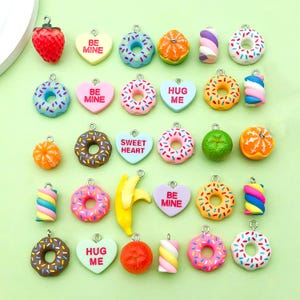 30 Stück Großharz Donut Charme, niedliches Herz Marshmallow Obst kawaii Anhänger DIY Armband-Halsketten-Ohrring Schmuckzubehör Bastelbedarf