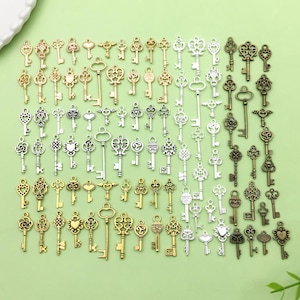 Op de afbeelding: Een verzameling van 70 antieke skeletsleutels in goud, zilver en brons. De sleutels zijn in rijen gerangschikt en hebben ingewikkelde ontwerpen.