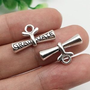 20 Stück Abschluss-Saison-Diplom-Charms, Abschluss-Charm, Abschluss-Geschenk, für Armbänder, Halsketten, Ohrringe, Schmuckherstellung, Zubehör, 21 x 11 mm