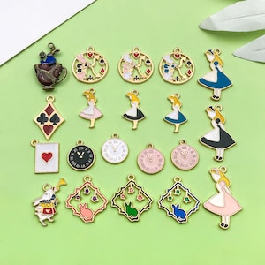 10 / 20 stücke Emaille Alice Wunderland Uhr Kaninchen Poker Charme Vergoldete Anhänger DIY Halsketten, Armbänder, Ohrringe Schmuckherstellung Lieferungen