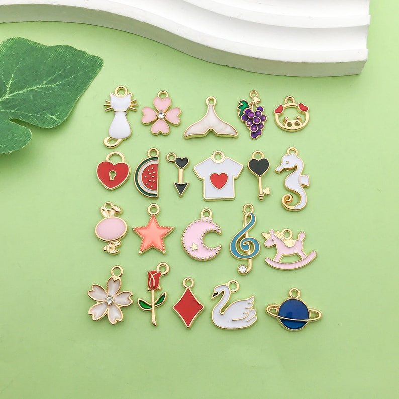 Random 20pcs Jewelry Making Charms Assorted Gold Enamel Plated Charms Pendant for DIY Necklace Bracelet Earrings Jewelry Making Finding Styles2