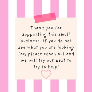 Pu&ograve; includere: Un biglietto quadrato con sfondo rosa chiaro e strisce verticali bianche. Il biglietto presenta un pezzo di nastro adesivo rosa in alto e un testo nero: Thank you for supporting this small business. If you do not see what you are looking for, please reach out and we will try our best to try to help! Un cuore rosa si trova in basso.