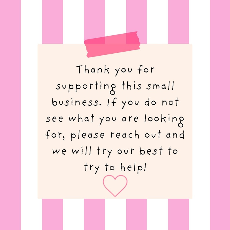 Pu&ograve; includere: Un biglietto quadrato con sfondo rosa chiaro e strisce verticali bianche. Il biglietto presenta un pezzo di nastro adesivo rosa in alto e un testo nero: Thank you for supporting this small business. If you do not see what you are looking for, please reach out and we will try our best to try to help! Un cuore rosa si trova in basso.