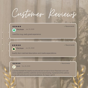 Pu&ograve; includere: Una visualizzazione grafica intitolata Customer Reviews che presenta tre recensioni a cinque stelle di acquirenti Etsy. Il testo include commenti su una tazza e una coperta, date da fine 2025 a inizio 2026 e un segno di spunta Recommends.