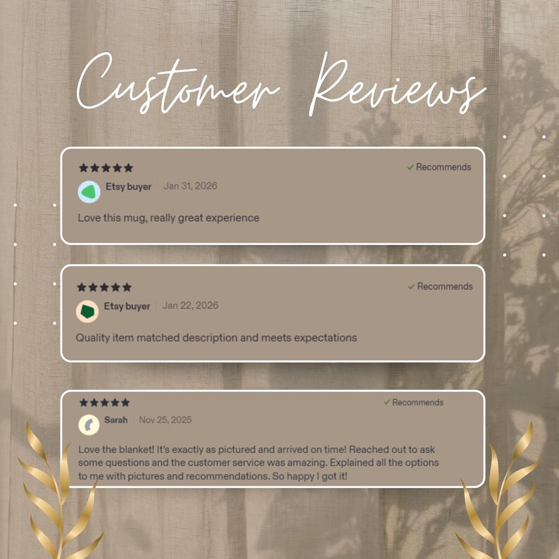 Pu&ograve; includere: Una visualizzazione grafica intitolata Customer Reviews che presenta tre recensioni a cinque stelle di acquirenti Etsy. Il testo include commenti su una tazza e una coperta, date da fine 2025 a inizio 2026 e un segno di spunta Recommends.