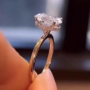 Anillo de compromiso de moissanita ovalada, delicado solitario de oro amarillo, anillo de compromiso nupcial de banda fina, delicado anillo de propuesta, anillo con halo oculto