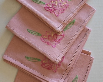 Juego de 4 servilletas de cóctel de lino rosa vintage con bordado floral y dobladillo cosido.