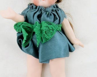 Antieke Duitse biscuitpop miniatuur 4 inch blauwe ogen verbonden met jurk