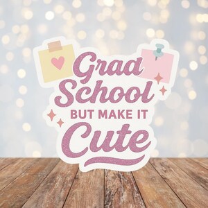 Sticker Diplômés, mais rendez-les mignons - rose vintage esthétique, résistant à l'eau et aux rayures, ordinateur portable, autocollant bouteille d'eau, cadeau pour étudiants diplômés