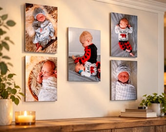 Puede incluir: Un conjunto de cinco impresiones fotográficas rectangulares que muestran a bebés con diversos atuendos, incluyendo una camiseta blanca con el texto Hello World y un patrón de cuadros rojos, expuestas en una pared clara sobre una superficie de madera.