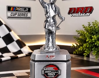 Puede incluir: Un trofeo de color plateado que presenta una figura sosteniendo una lanza en alto, montado sobre una base escalonada. La base muestra el texto DRD VISUALS 150 TALLADEGA y una placa que dice WINNER Teejay Handley #08 September 2, 2026.