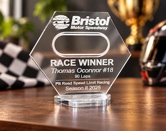 Puede incluir: Un trofeo hexagonal de acrílico transparente con el logotipo grabado de Bristol Motor Speedway, el contorno de un circuito y el texto: RACE WINNER, Thomas Oconnor #18, 90 Laps, Pit Road Speed Limit Racing, Season II 2025, sobre una base clara.