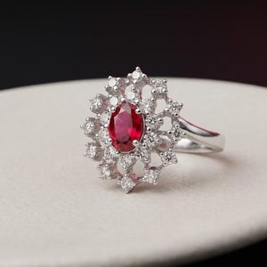 Anillo de rubí, anillo ovalado de rubí llamativo, anillo con halo de piedras preciosas rojas, anillo de estilo vintage con racimo de rubíes.