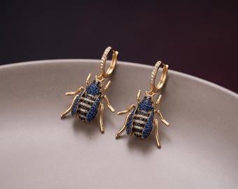 Oorbellen met blauwe bijtjes, goudkleurig, met zirkonia, geïnspireerd op de natuur.