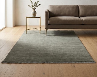 Mörk olivgrön handvävd matta, Antracitgrön ullmatta, Minimalistisk enfärgad matta, Modern neutral matta, Skandinavisk golvmatta