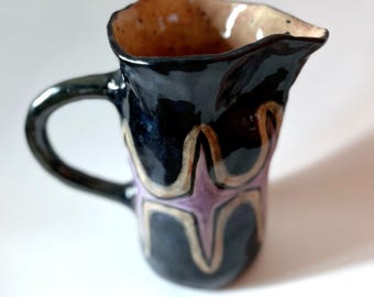 Jarra de cerámica pintada a mano: diseño de acuarela