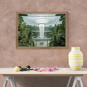 Può includere: Un set di tre tazze in ceramica con finitura opaca e macchiettata. Le tazze sono nei toni del crema, grigio chiaro e grigio scuro. Ogni tazza ha un design semplice e minimalista.