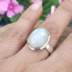 Anel de Prata de Lei 925 com Pedra da Lua Natural Arco-Íris, Anel Dedicado, Anel Delicado Unissex, Joia de Pedra da Lua, Anel Arco-Íris Branco, Presente Ideal