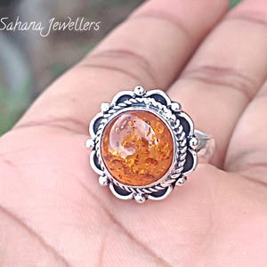 Pode incluir: Uma placa de madeira rústica com o texto "Welcome to our home" em estilo manuscrito. A placa apresenta um acabamento desgastado e um design simples e convidativo, perfeito para uma varanda ou entrada.