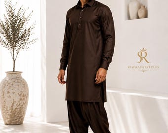 Op de afbeelding: Een donkerbruine kurta met lange mouwen, een klassieke kraag en een knoopsluiting, gecombineerd met een bijpassende, losvallende broek. Het ensemble is gemaakt van een gladde, effen stof en voorzien van het Riwaayatstyles-logo.