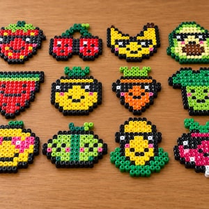 Pode incluir: Uma coleção de doze figuras de arte em pixel feitas com contas de plástico termofusíveis. Os designs incluem várias frutas e vegetais, como um morango, cerejas, uma banana, abacate, melancia, abacaxi, cenoura, brócolos, limão, lima, milho e um rabanete.