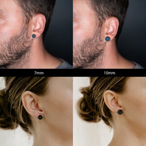 Peut inclure: Boucles d'oreilles clous noires avec un centre turquoise, disponibles en tailles 7 mm et 10 mm. L'image montre les boucles d'oreilles sur des lobes d'oreilles. Les variations d'apparence et de taille des boucles d'oreilles sont affich&eacute;es.