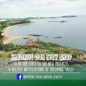 Pu&ograve; includere: Vista aerea di un faro rosso su una piccola isola con una spiaggia sabbiosa sullo sfondo. Il testo "FAVORITE OUR ETSY SHOP TO BE THE FIRST TO SEE NEW PRODUCTS & RECEIVE NOTIFICATIONS OF UPCOMING SALES + NORTHERN GRAIN WOODEN JEWELRY" &egrave; sovrapposto all'immagine.
