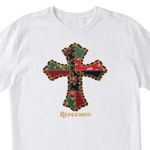 キリスト教の十字架TシャツデザインPNG、贖われた引用句、ステッチされた花柄パッチワークグラフィック