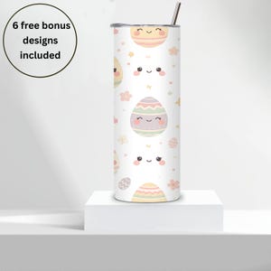 Può includere: Un bicchiere bianco con un motivo ripetuto di uova di Pasqua pastello e facce sorridenti. Il bicchiere include una cannuccia e un coperchio. Il testo "6 free bonus designs included" è in un cerchio in alto a sinistra.