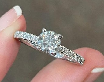 Pierścionek zaręczynowy z okrągłym diamentem laboratoryjnym o masie 0,66 ct: oprawa Pave Solitaire
