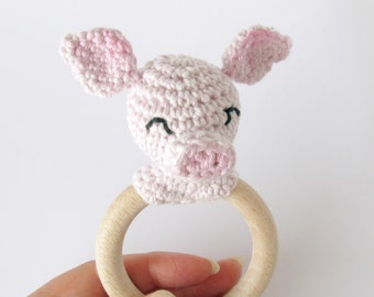 Piglet Rattle, Grasping Wood Toy, Newborn Gift, Stuffed Animal, knit baby toy, Wooden Ring Teether, crochet piggy gift for baby boy und Girl