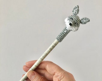 Wolf Bleistift, handgemachter Topper mit Stift aus Zeitungspapier, für Tierliebhaber:innen