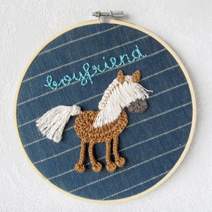 Écusson cheval motif crochet 3 tailles, tutoriel queue cheval Haflinger avec pompons, applique avec grille crochet et photos image 5